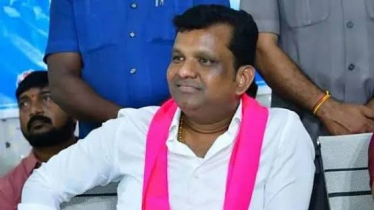 కేటీఆర్‌కు మద్దతుగా మాట్లాడినందుకు కక్ష సాధింపు చర్యతో కేసు పెట్టారని విమర్శ