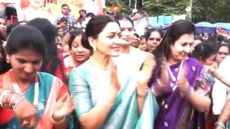 బీజేపీ నాయకురాలు ఖుష్బూ హైదరాబాదులోని చార్మినార్ వద్ద బతుకమ్మ సంబరాల్లో పాల్గొన్నారు