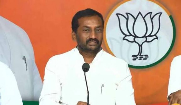 ఈసీ వద్ద ఉండాల్సిన కార్డులు పార్టీ నేతల చేతికెలా వెళ్లాయని ప్రశ్న