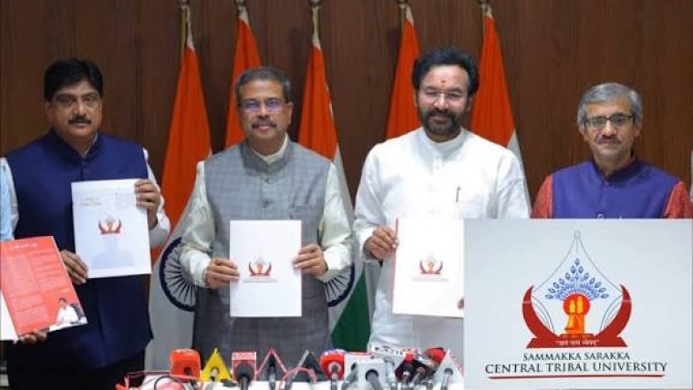 సమ్మక్క-సారలమ్మ గిరిజన విశ్వవిద్యాలయం లోగోను ఆవిష్కరించిన కేంద్ర మంత్రులు