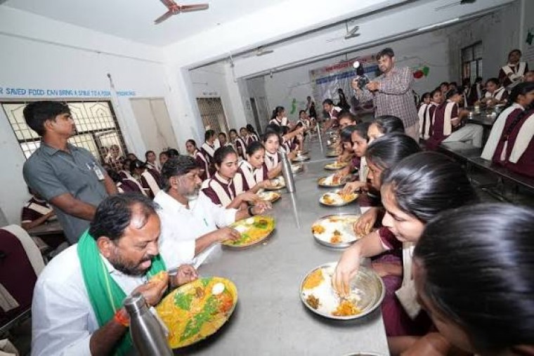 ఖమ్మంలో గిరిజన సంక్షేమ బాలికల డిగ్రీ కళాశాలను ఆకస్మికంగా సందర్శించిన మంత్రి