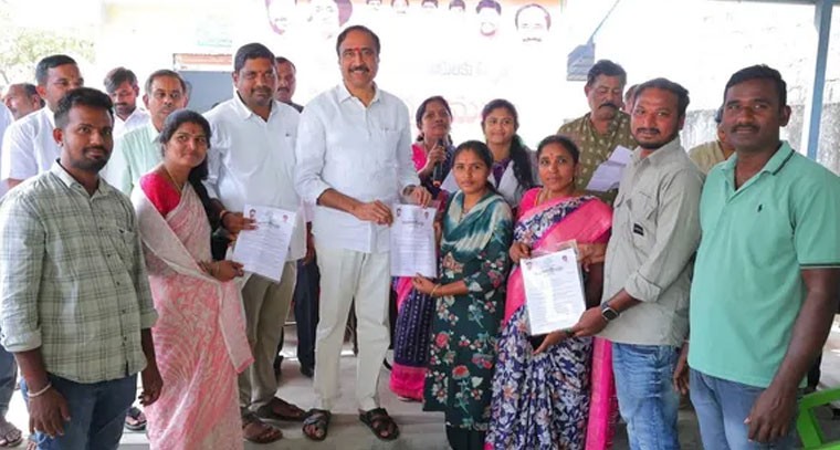 ఇందిరమ్మ ఇళ్ల పత్రాల పంపిణీ: 83 మందికి లబ్ధి