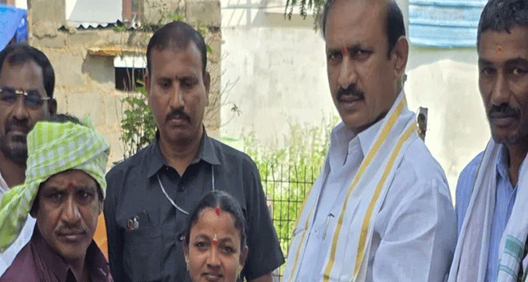 ఇందిరమ్మ ఇళ్ల ప్ లబ్ధిదారులకు అందజేసిన సుడా చైర్మన్