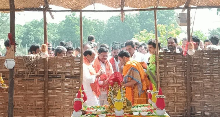 విగ్రహ ప్రతిష్టాపనకు హాజరైన మాజీ మంత్రి అల్లోల