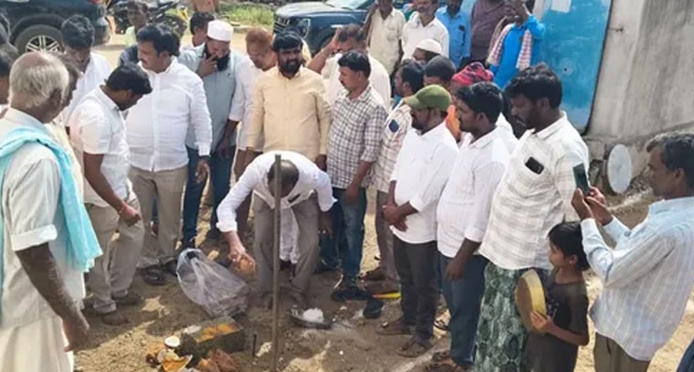 ఇందిరమ్మ ఇళ్ల నిర్మాణానికి భూమి పూజ