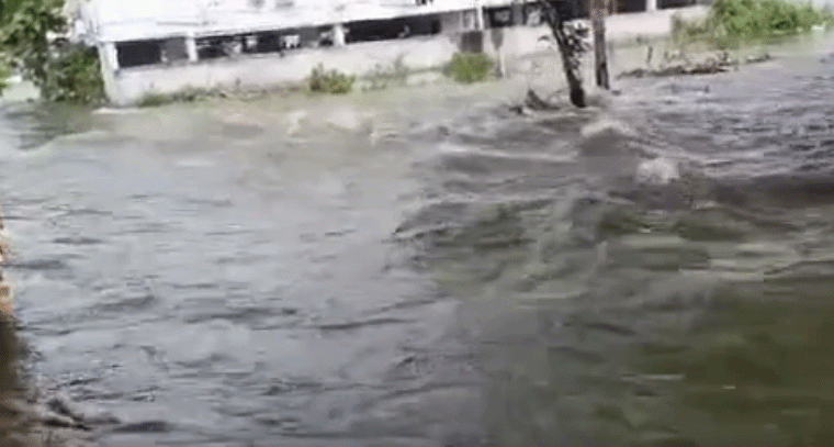 ఇంజాపూర్ లో భారీ వరద, కాలనీ వాసుల్లో ఆందోళన