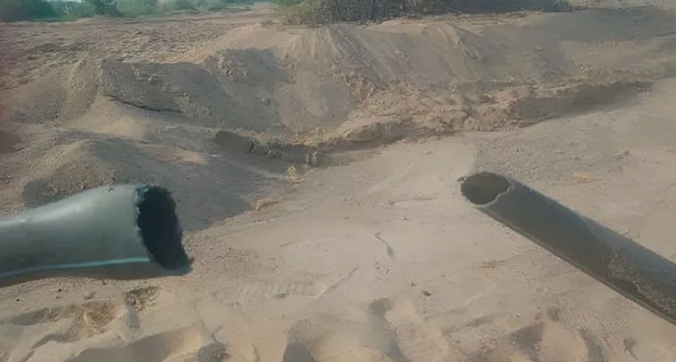 ఇసుక తవ్వకాలతో పగిలిపోతున్న పైప్ లైన్‌లు
