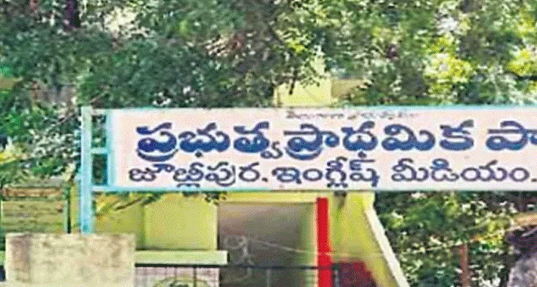 హెడ్మాస్టర్​ పై మహిళా టీచర్ చెప్పుతో దాడి
