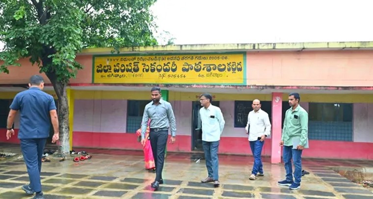 పాఠశాలను ఆకస్మికంగా తనిఖీ చేసిన కలెక్టర్