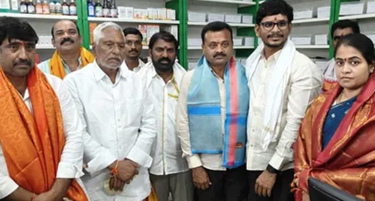 మై మెడికల్స్ ప్రారంభోత్సవంలో మాజీ మంత్రి తాటిపర్తి జీవన్ రెడ్డి