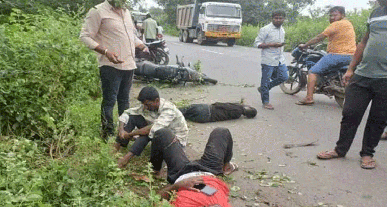 బైక్ అదుపుతప్పి ముగ్గురికి తీవ్ర గాయాలు