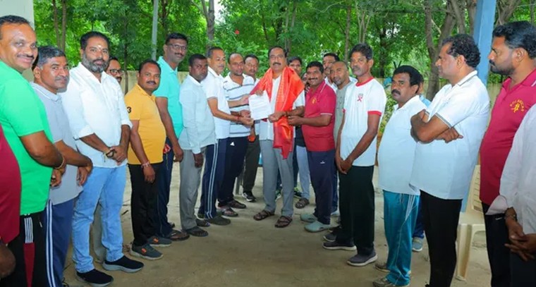 ఎమ్మెల్యేకు రాఖీలు కట్టిన వాకర్స్ అసోసియేషన్ సభ్యులు