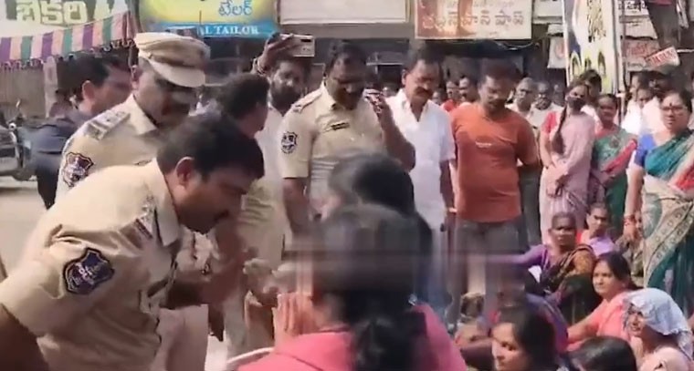 చిట్టిల వ్యాపారి దారుణ హత్య.. మహిళల ధర్నా