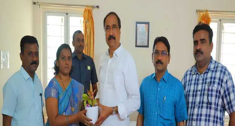 ఎమ్మెల్యేను కలిసిన గురుకుల పాఠశాల ప్రిన్సిపల్