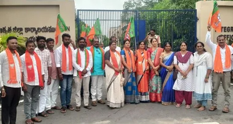 జగిత్యాల జిల్లా కలెక్టర్‌కు బీజేపీ నాయకుల వినతి