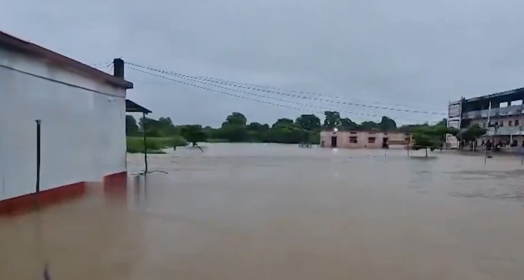 జలదిగ్బంధంలో బాలికల వసతి గృహం, కుటుంబం