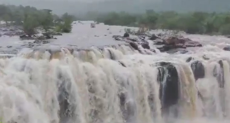 భారీ వర్షాలు.. పొంగిపొర్లుతున్న జలపాతాలు 