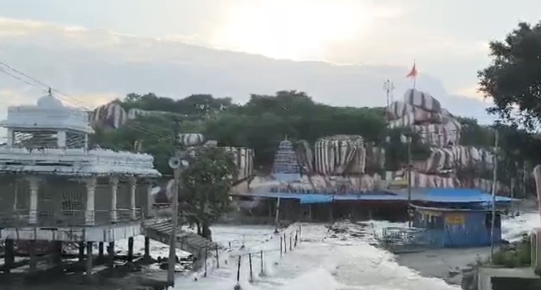 జలదిగ్బంధంలోనే ఏడుపాయల వన దుర్గమ్మ ఆలయం