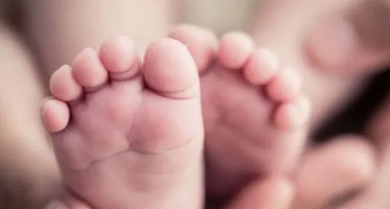 రోడ్డుపై పసికందును వదిలి వెళ్లిన దుండగులు