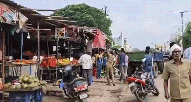 మంథనిలో షట్టర్ దాటిన పందిర్లు తొలగింపు: మున్సిపల్ ఆదేశాలు