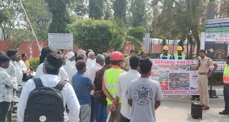 జాతీయ రహదారిపై అప్రమత్తత.. ఎస్సై శ్రీనివాస్ సూచనలు