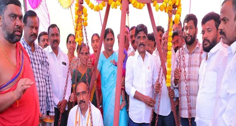 ఎమ్మెల్యే సంజయ్ కుమార్ తులాభారం సమర్పించి మొక్కు తీర్చుకున్నారు