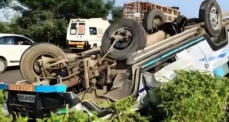 జాతీయ రహదారిపై తుఫాను వాహనం బోల్తా