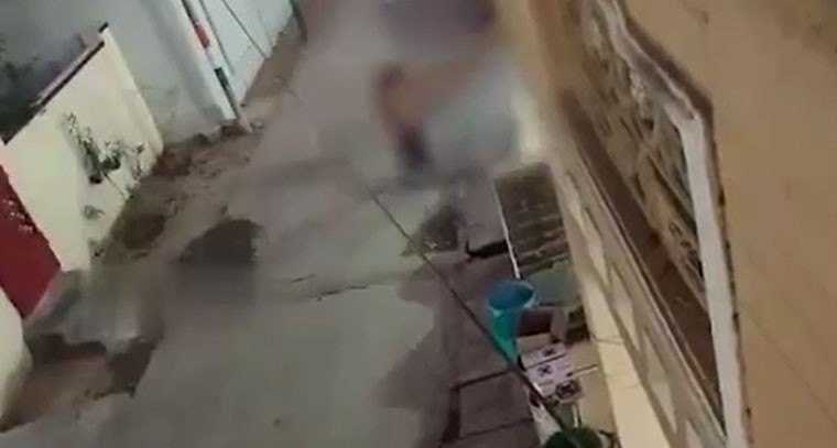 నడిరోడ్డుపై అర్ధనగ్నంగా కానిస్టేబుల్ వీరంగం