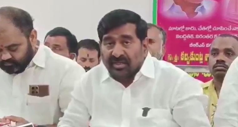 కోమటిరెడ్డి, ఉత్తమ్ ఇద్దరూ అసమర్థులే: జగదీశ్ రెడ్డి