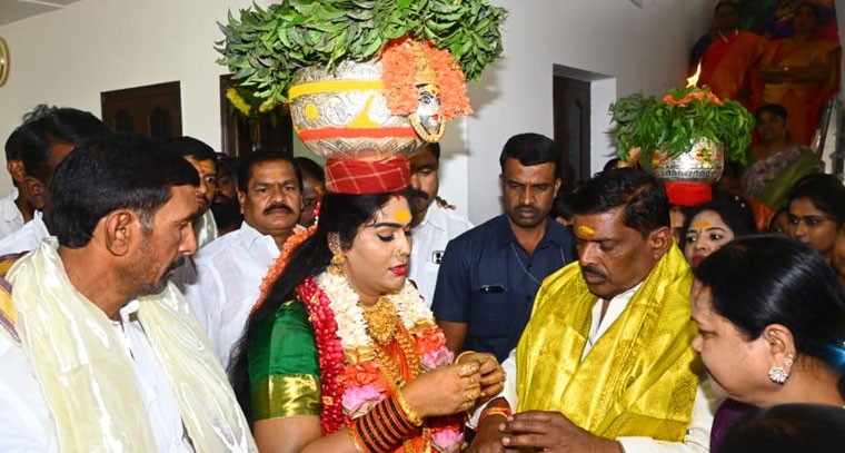 జోగిని శ్యామల ఆధ్వర్యంలో బోనం ఊరేగింపు నిర్వహించిన మున్సిపల్ మాజీ చైర్మన్ తుమ్మల పాండురంగారెడ్డి 