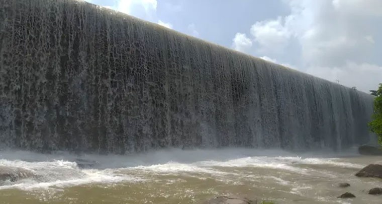  జలపాతంలా... చీలం జానకీబాయి చెరువు అలుగు