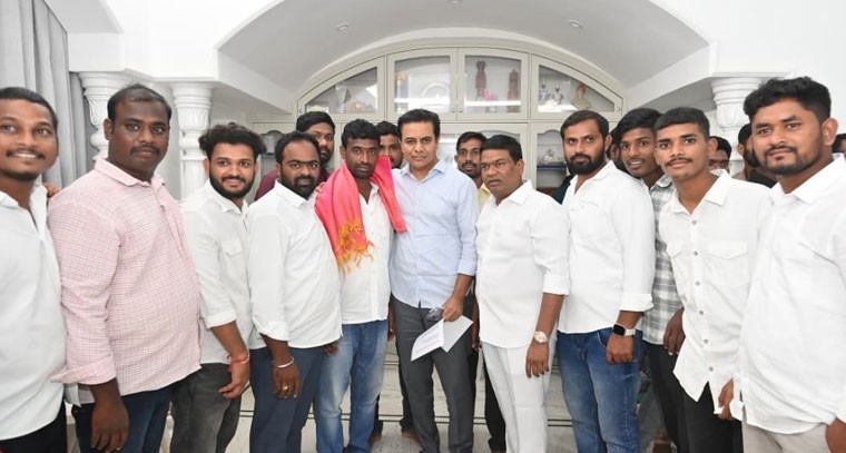 నిజామాబాద్ జిల్లాలో బీజేపీ, కాంగ్రెస్ లకు షాక్