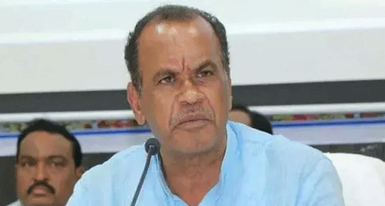 మహిళా అధికారులపై అసభ్య వార్తలపై మంత్రి కోమటిరెడ్డి ఫైర్