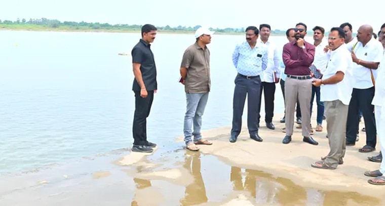 గోదావరి నది పుష్కరఘాట్లను పరిశీలించిన కలెక్టర్
