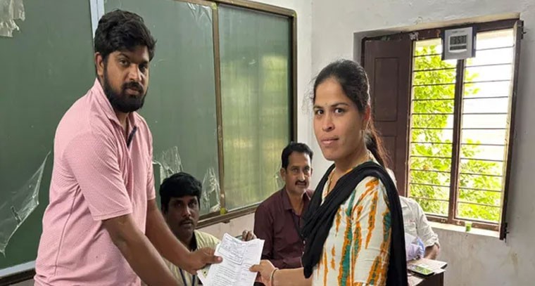 జాల్ తండా గ్రామపంచాయతీ ST మహిళా రిజర్వేషన్: సంగీత నామినేషన్ దాఖలు