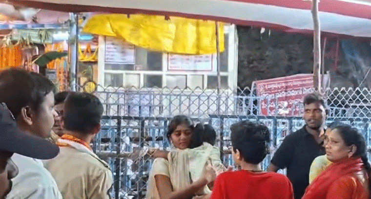 అర్ధరాత్రి విజయవాడ దుర్గగుడి టోల్ గేట్ వద్ద భక్తుల నిరసన