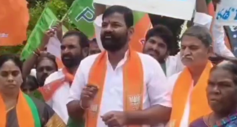 బాధిత రైతులకు న్యాయం చేయాలని తాసిల్దార్ కు వినతిపత్రం