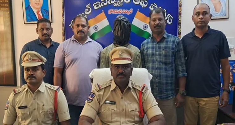 ఆందోలు కంటో కారం కొట్టి చోరి.. 24 గంటల్లో నిందితుడి పట్టివేత