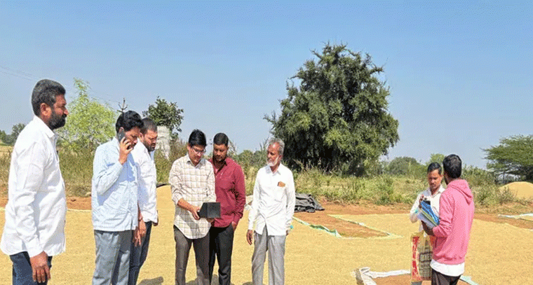 వడ్ల కొనుగోలు కేంద్రాన్ని పరిశీలించిన డీసీఓ కరుణాకర్