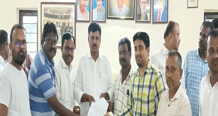 జర్నలిస్టుల ఇంటి బిల్లులు ఇవ్వాలని ఎమ్మెల్యేకు వినతి