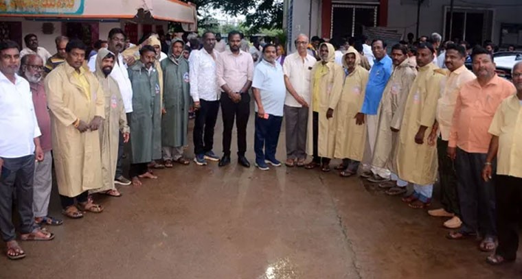 మున్సిపల్ కార్మికులకు రెయిన్ కోట్ కోట్ల పంపిణీ