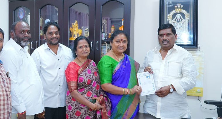 ఎమ్మెల్యే గూడెం మహిపాల్ రెడ్డి ని ఆహ్వానించిన జగ్గారెడ్డి సతీమణి  నిర్మల జయప్రకాశ్ రెడ్డి..