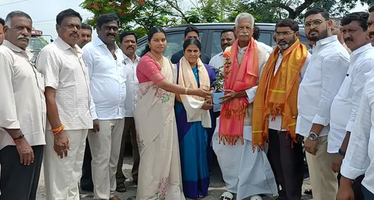 రైతు కమిషన్ చైర్మన్ కోదండ రెడ్డికు ఘన స్వాగతం