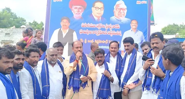 అంబేద్కర్ విగ్రహ నిర్మాణానికి ఎమ్మెల్యే భూమి పూజ
