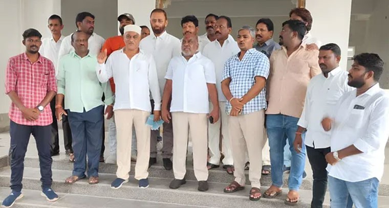 పెండింగ్ లో ఉన్న భవన నిర్మాణాలను త్వరగా పూర్తి చేయాలి