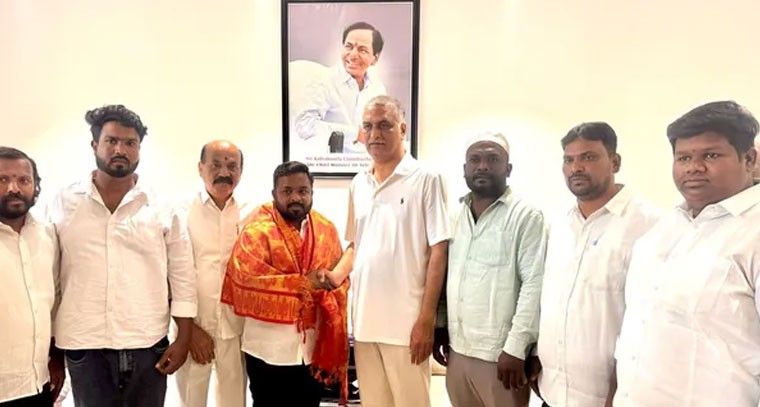 హరీష్ రావును కలిసిన గెలిచిన కౌన్సిలర్ రాజేందర్ రెడ్డి