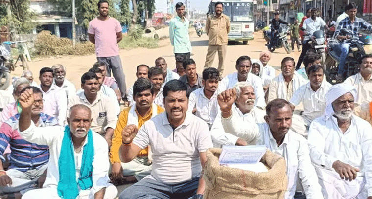 సోయా కొనుగోలుపై ప్రభుత్వ నిబంధనలు: రైతుల ఆందోళన