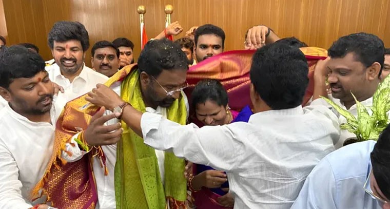 మంత్రి శ్రీహరికి అభినందనలు తెలిపిన మంత్రి జూపల్లి