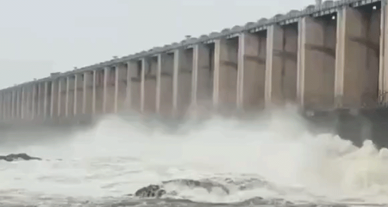 జూరాలకు వరద.. 15 గేట్లు ఎత్తివేత