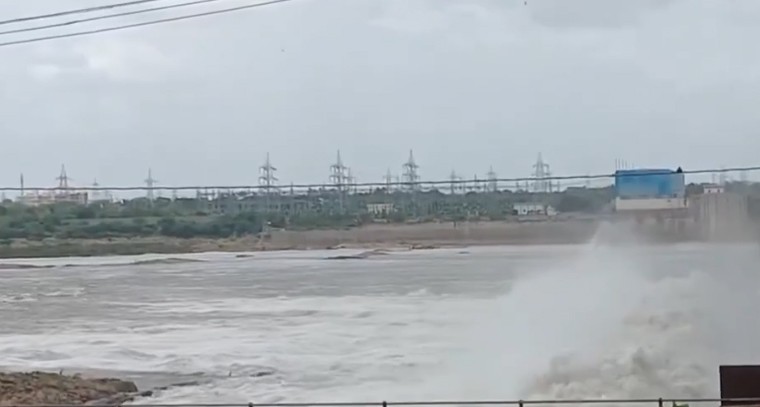 జూరాల ప్రాజెక్టుకు భారీ వరద... 12 గేట్లు ఎత్తివేత